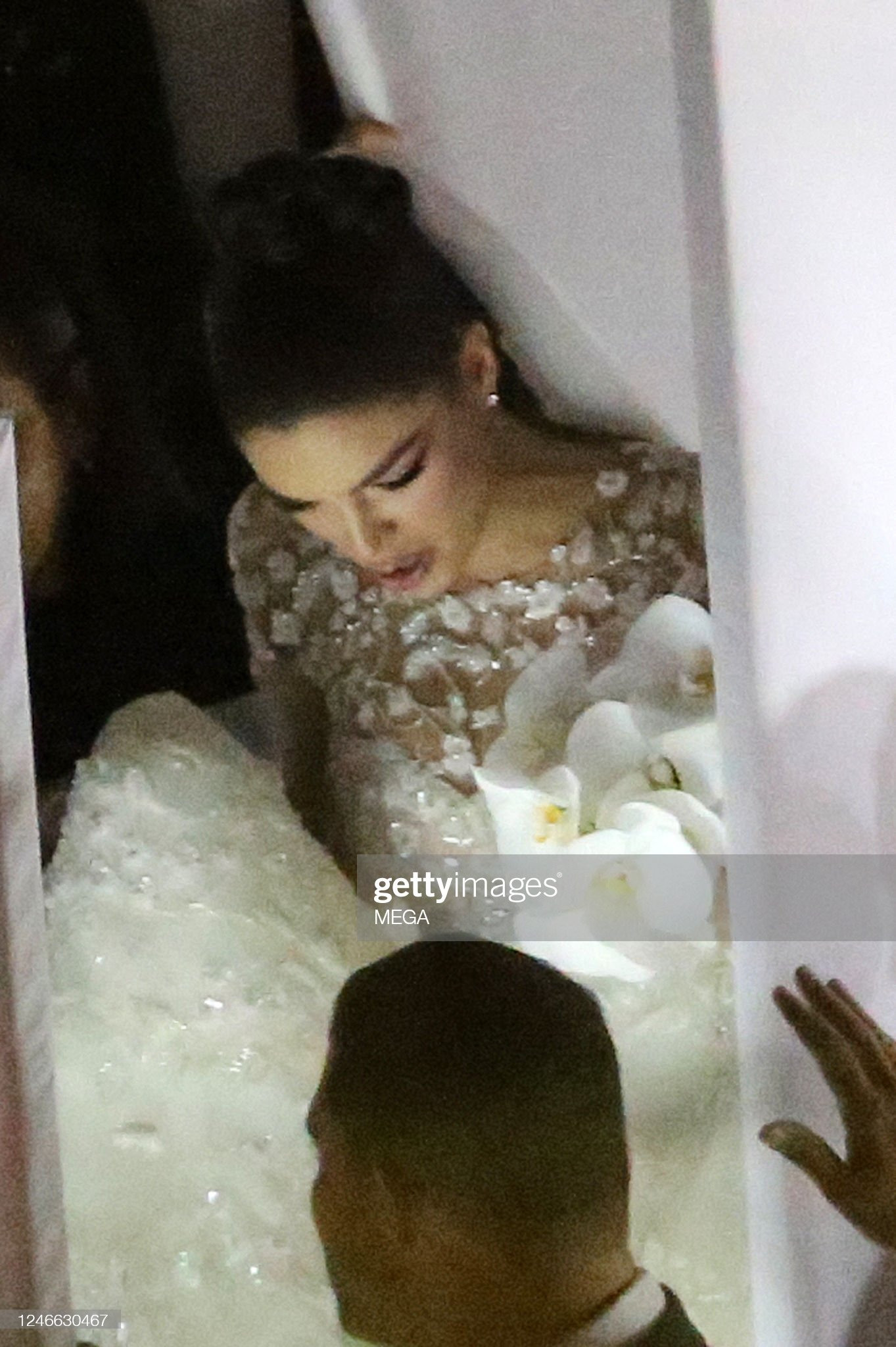 Tối 28/1 theo giờ Mỹ, đám cưới của Á hậu Hoàn vũ 2021 Nadia Ferreira và nam ca sĩ Marc Anthony được tổ chức ở Bảo tàng Nghệ thuật Pérez Miami, Florida, Mỹ. Người chủ trì là Thị trưởng Miami - ông Francis X. Suarez. Đám cưới của hai ngôi sao tổ chức riêng tư, hình ảnh chưa tiết lộ bên ngoài. Trong những hình ảnh hiếm hoi được chia sẻ, cô dâu mặc váy cưới lộng lẫy khi di chuyển vào khu vực lễ đường.