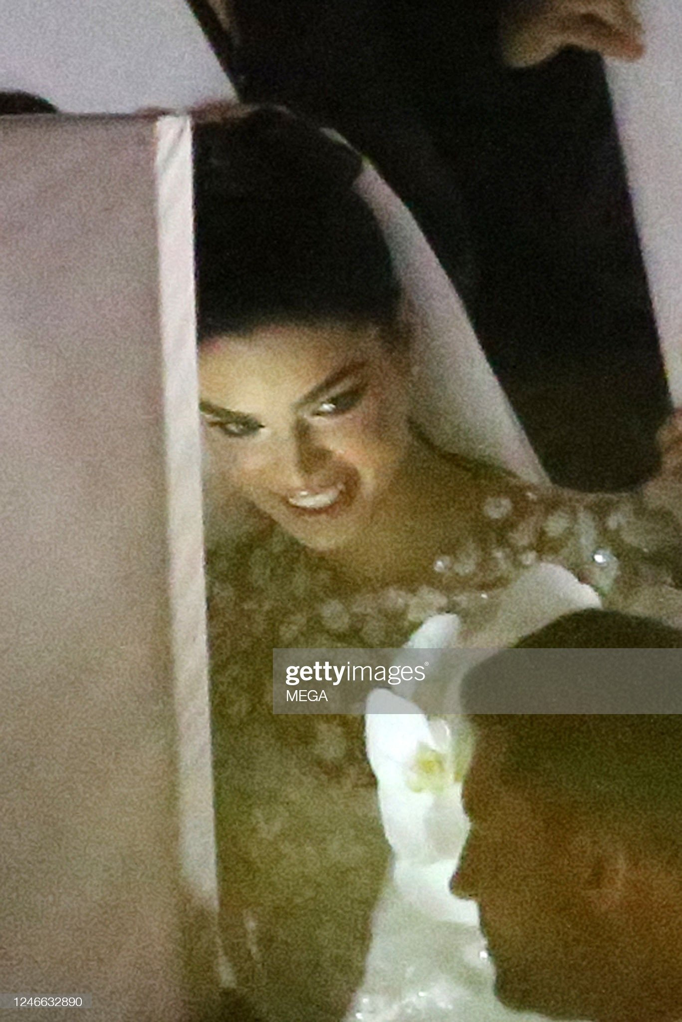 Tối 28/1 theo giờ Mỹ, đám cưới của Á hậu Hoàn vũ 2021 Nadia Ferreira và nam ca sĩ Marc Anthony được tổ chức ở Bảo tàng Nghệ thuật Pérez Miami, Florida, Mỹ. Người chủ trì là Thị trưởng Miami - ông Francis X. Suarez. Đám cưới của hai ngôi sao tổ chức riêng tư, hình ảnh chưa tiết lộ bên ngoài. Trong những hình ảnh hiếm hoi được chia sẻ, cô dâu mặc váy cưới lộng lẫy khi di chuyển vào khu vực lễ đường.