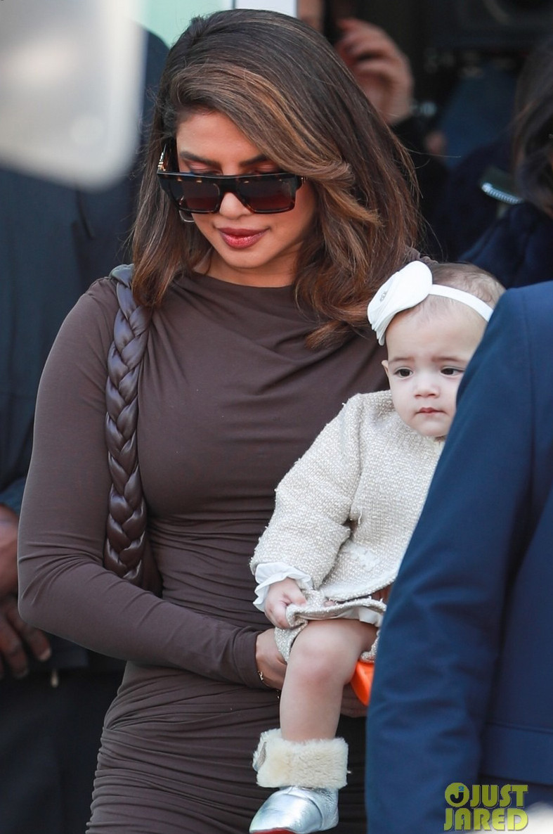 Gây chú ý trong buổi lễ là vợ của Nick Jonas - Hoa hậu Thế giới Priyanka Chopra cùng cô con gái Malti. Đây cũng là lần đầu cô bé được mẹ cho xuất hiện công khai ở chỗ đông người. Priyanka Chopra muốn con gái tham dự sự kiện quan trọng của chồng - nam ca sĩ Nick Jonas.