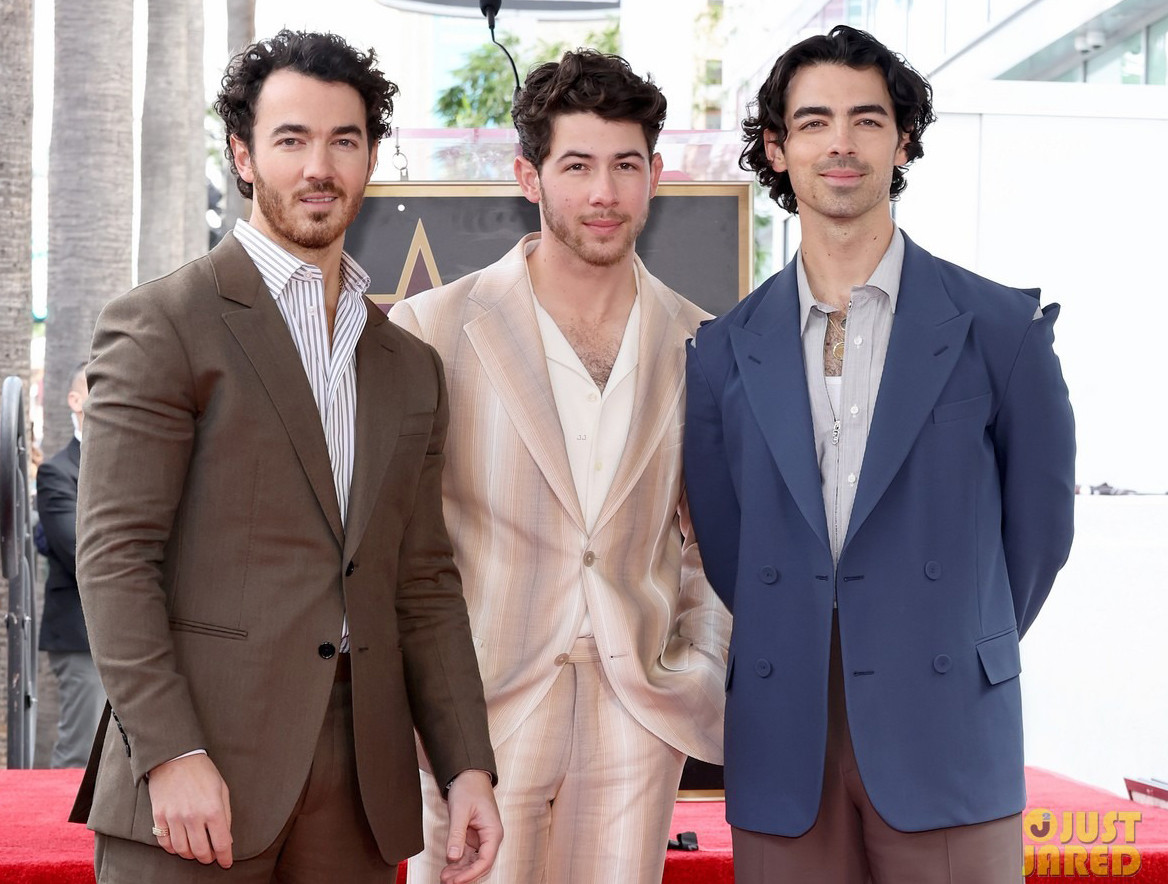 Trong bài phát biểu của mình tại buổi lễ, Nick Jonas cũng không quên gửi lời cảm ơn tới vợ và con gái. Với anh, vợ con là động lực để nam ca sĩ tiếp tục cống hiến cho sự nghiệp.