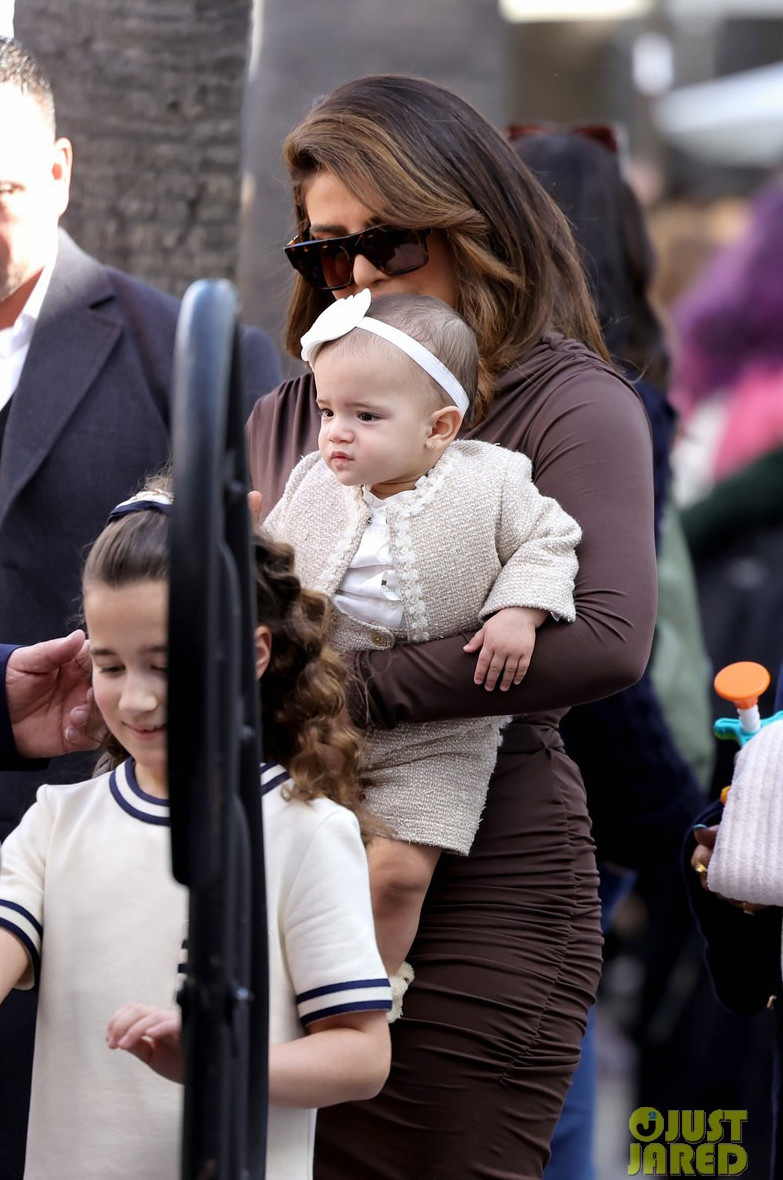 Gây chú ý trong buổi lễ là vợ của Nick Jonas - Hoa hậu Thế giới Priyanka Chopra cùng cô con gái Malti. Đây cũng là lần đầu cô bé được mẹ cho xuất hiện công khai ở chỗ đông người. Priyanka Chopra muốn con gái tham dự sự kiện quan trọng của chồng - nam ca sĩ Nick Jonas.