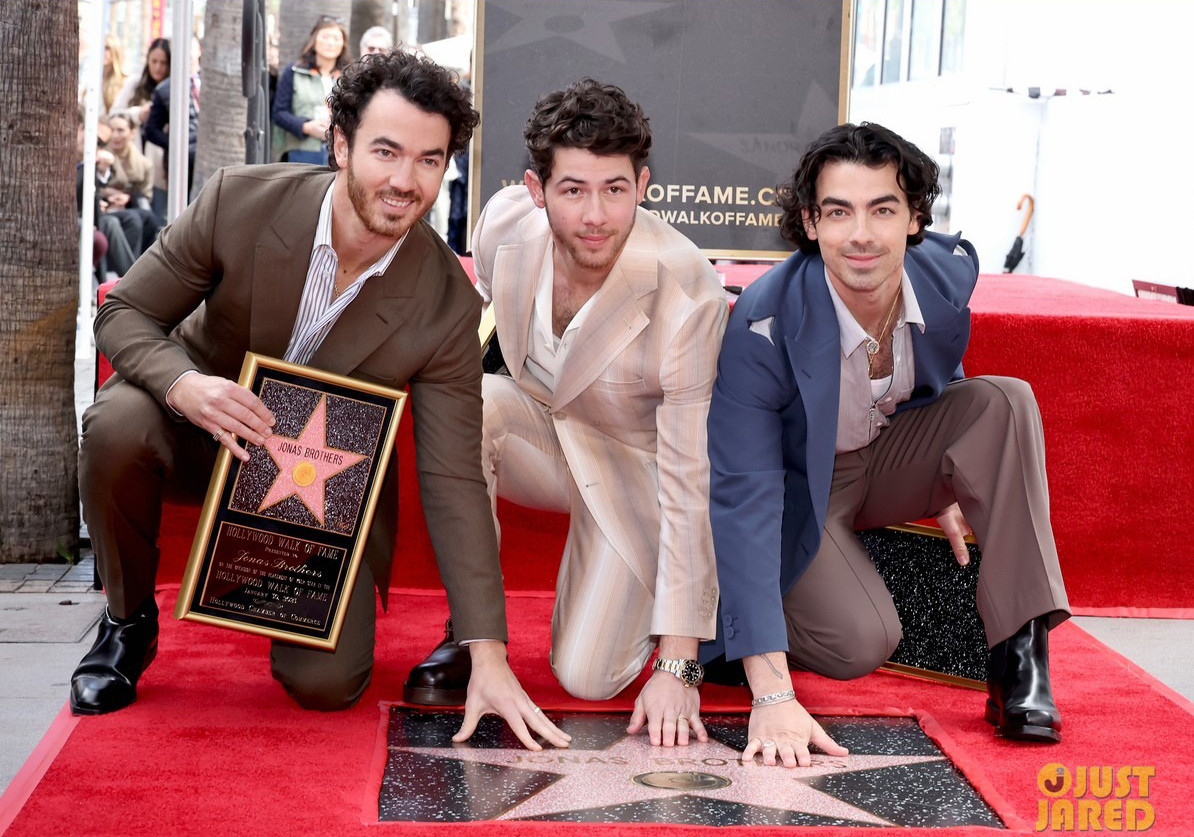 Hôm 30/1, ba anh em nhà Jonas Brothers tới tham dự lễ gắn sao của họ trên Đại lộ danh vọng Hollywood. Bắt đầu nổi tiếng từ năm 2005 cho đến nay, nhóm nhạc gia đình Jonas Brothers được công chúng yêu mến vì những đóng góp của họ cho âm nhạc và nghệ thuật. Tham dự buổi lễ gắn sao là vợ và con của ba anh em nhà Jonas.
