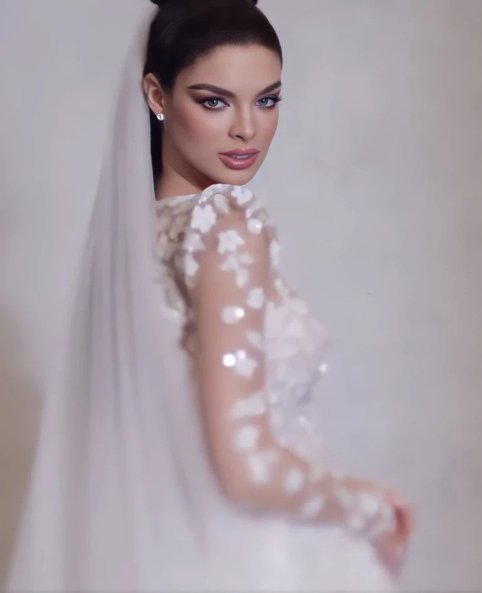 Tối 30/1, theo giờ Việt Nam, Á hậu Nadia Ferreira đăng tải video về đám cưới. Mỹ nhân Paraguay diện váy cưới độn vai cầu kỳ, trang điểm sắc sảo. Nhan sắc Nadia Ferreira nhận được nhiều lời khen ngợi của khán giả. Tại cuộc thi Miss Universe 2021, Nadia Ferreira là đối thủ của mỹ nhân Ấn Độ - Harnaaz Sandhu. Thậm chí, sau cuộc thi, nhiều khán giả cho rằng Nadia Ferreira xứng đáng đăng quang hơn Harnaaz Sandhu vì có sắc vóc nổi trội hơn.