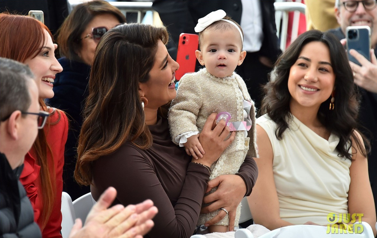 Lần đầu tiên xuất hiện ở chốn đông người, bé Malti thu hút sự chú ý với vẻ ngoài bụ bẫm, đáng yêu.