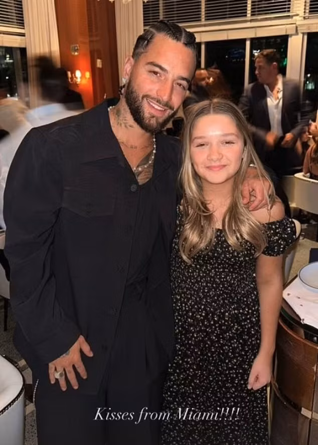 Con gái của Victoria và Beckham là Harper chụp ảnh cùng nam ca sĩ Maluma tại buổi tiệc sau hôn lễ. Cô bé được nhận xét ngày càng trưởng thành và xinh đẹp.