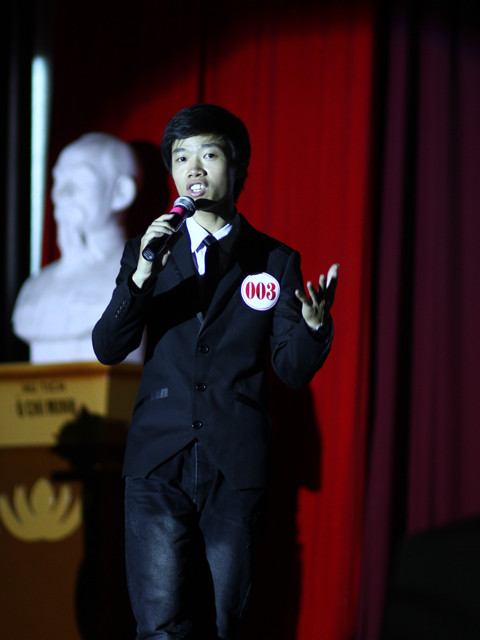 Công Tiến luôn thể hiện phong thái tự tin trên sân khấu