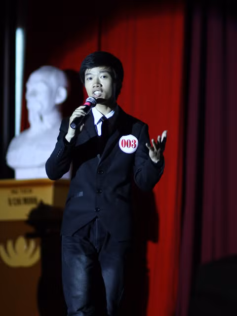 Công Tiến luôn thể hiện phong thái tự tin trên sân khấu