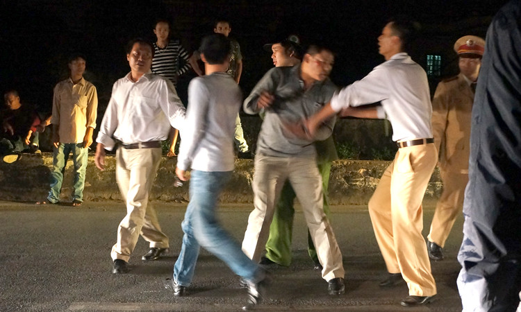 Lực lượng chức năng khống chế đối tượng quá khích