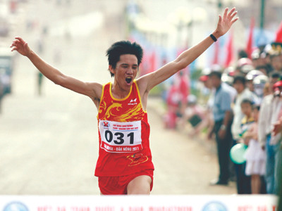 VĐV Trần Văn Công đoàn Bình Thuận cán đích 7 km nam phong trào. VĐV Trần Văn Công đoàn Bình Thuận cán đích 7 km nam phong trào (ảnh trước)