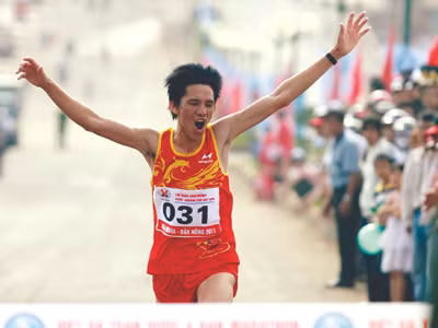 VĐV Trần Văn Công đoàn Bình Thuận cán đích 7 km nam phong trào (ảnh trước)