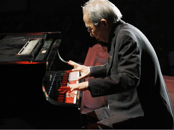 Nhạc sĩ Nguyễn Ánh 9 độc tấu Biển nhớ với phong cách đầy ngẫu hứng. Nhạc sĩ Nguyễn Ánh 9 độc tấu Biển nhớ với phong cách đầy ngẫu hứng.