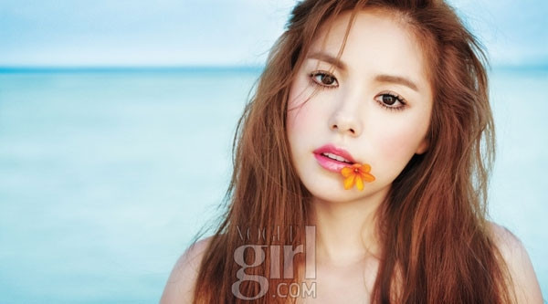 Go Jun Hee khoe chân dài miên man cùng những đường cong nữ tính trên Esquire Korea. Park Ha Sun hiện đại, cá tính và đầy sức hút với những gam màu thời trang.