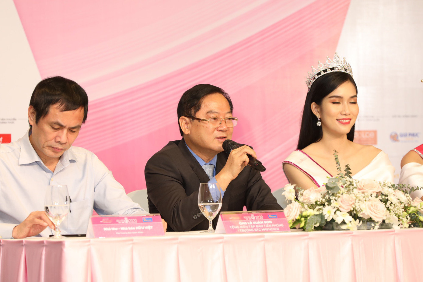 Top 3 Hoa hậu Việt Nam 2020 rạng rỡ gặp gỡ báo giới sau đêm đăng quang ảnh 3