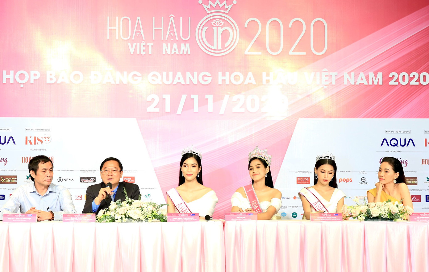 Top 3 Hoa hậu Việt Nam 2020 rạng rỡ gặp gỡ báo giới sau đêm đăng quang ảnh 17