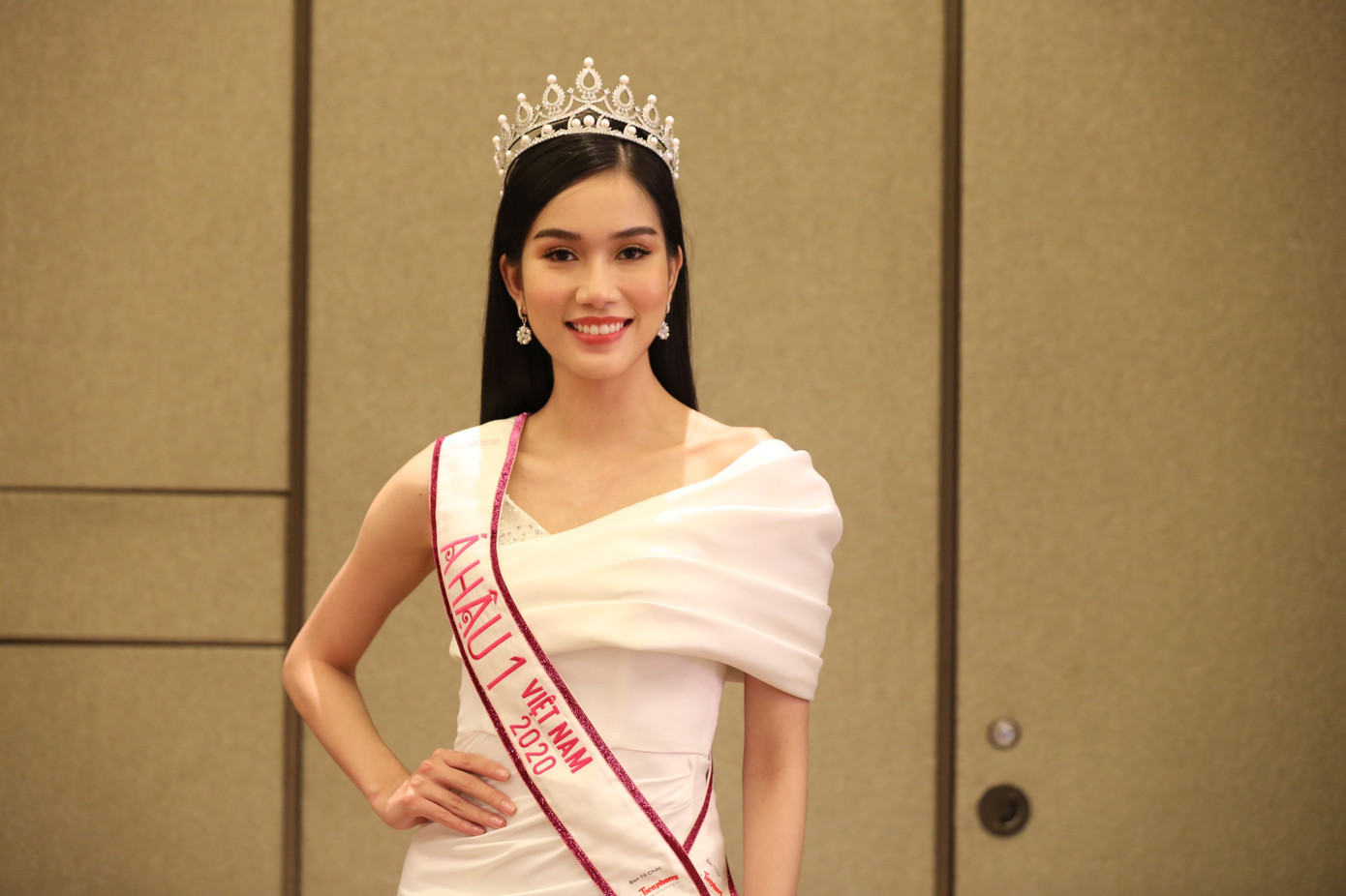 Top 3 Hoa hậu Việt Nam 2020 rạng rỡ gặp gỡ báo giới sau đêm đăng quang ảnh 23