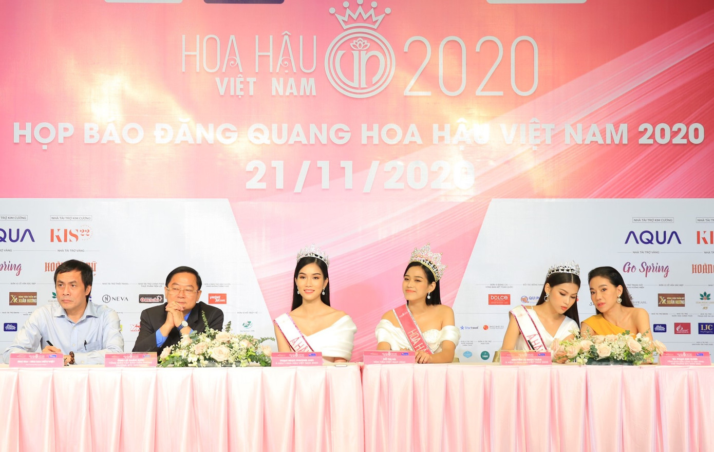 Top 3 Hoa hậu Việt Nam 2020 rạng rỡ gặp gỡ báo giới sau đêm đăng quang ảnh 14