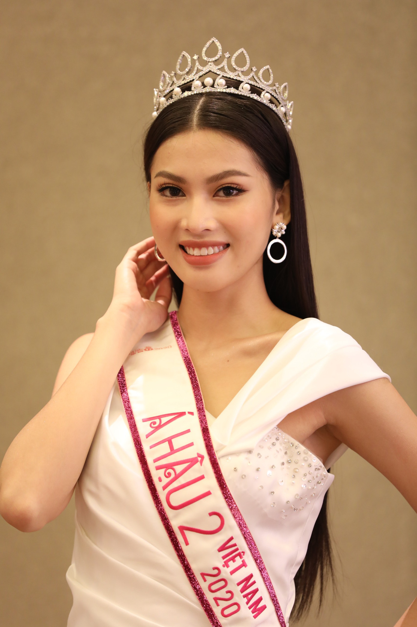 Top 3 Hoa hậu Việt Nam 2020 rạng rỡ gặp gỡ báo giới sau đêm đăng quang ảnh 24