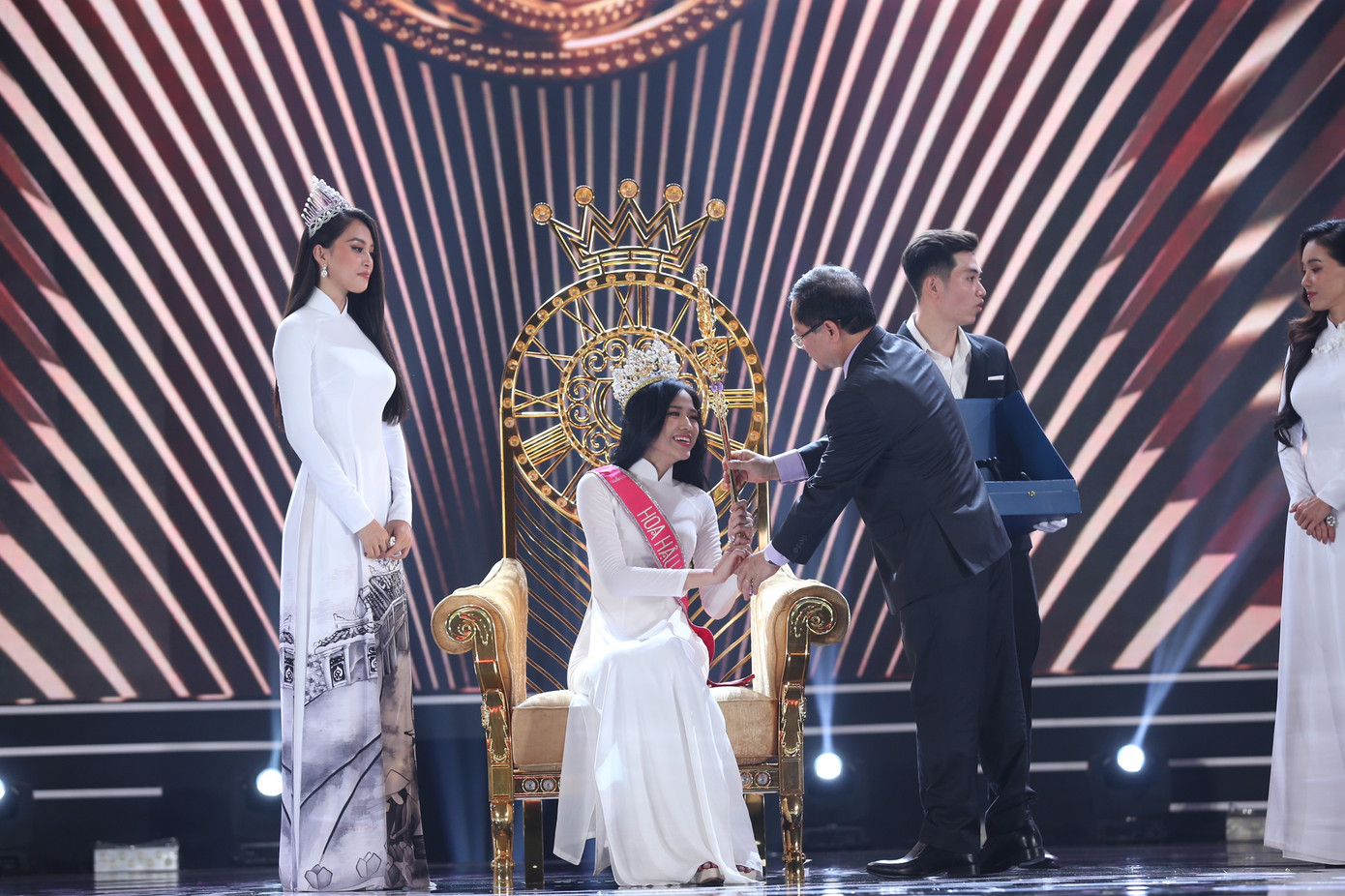 Đỗ Thị Hà đăng quang Hoa hậu Việt Nam 2020 ảnh 2