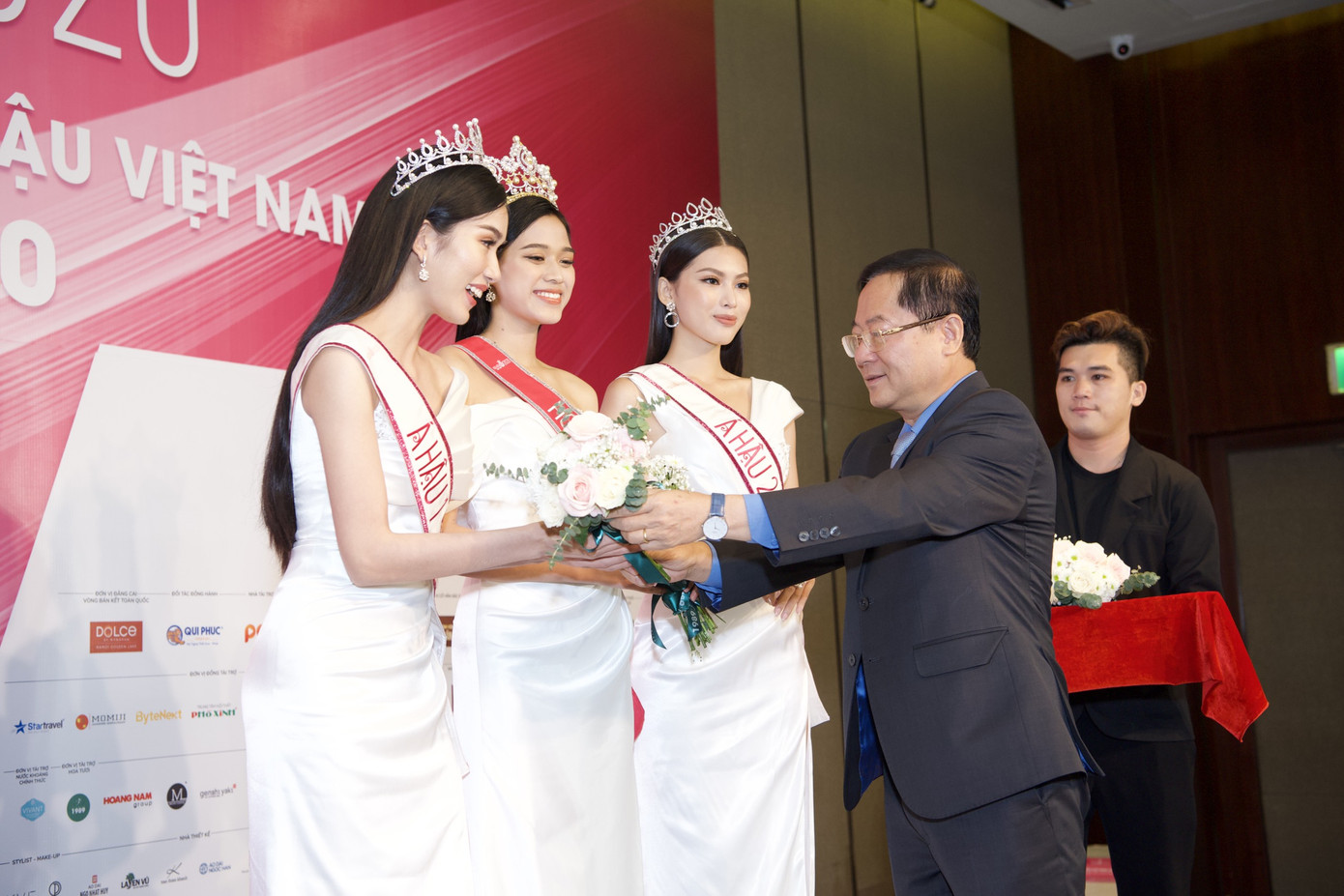 Đỗ Thị Hà: 'Sáng mở mắt dậy vẫn lâng lâng, chưa tin mình là tân Hoa hậu Việt Nam' ảnh 11