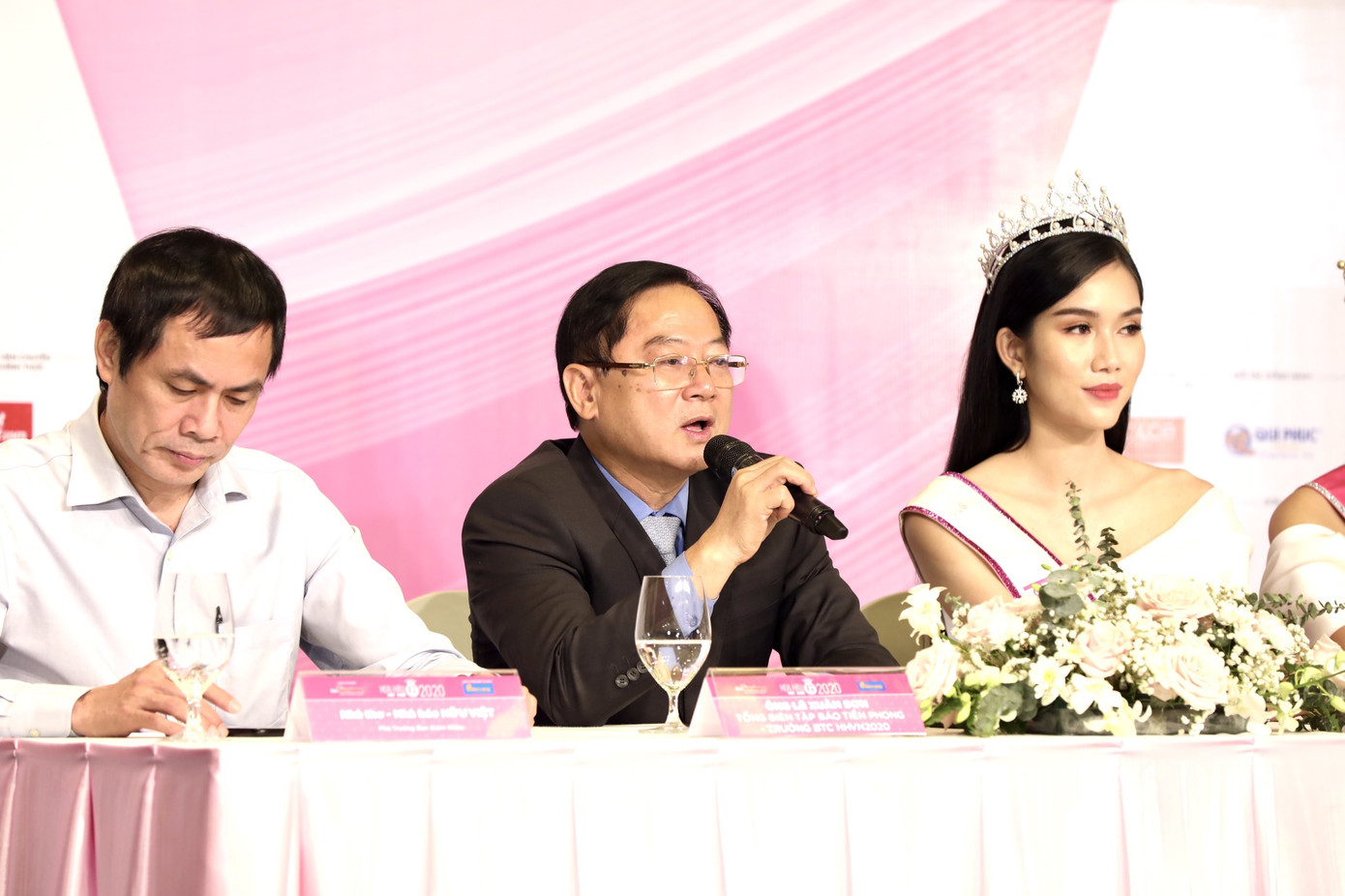 Top 3 Hoa hậu Việt Nam 2020 rạng rỡ gặp gỡ báo giới sau đêm đăng quang ảnh 11