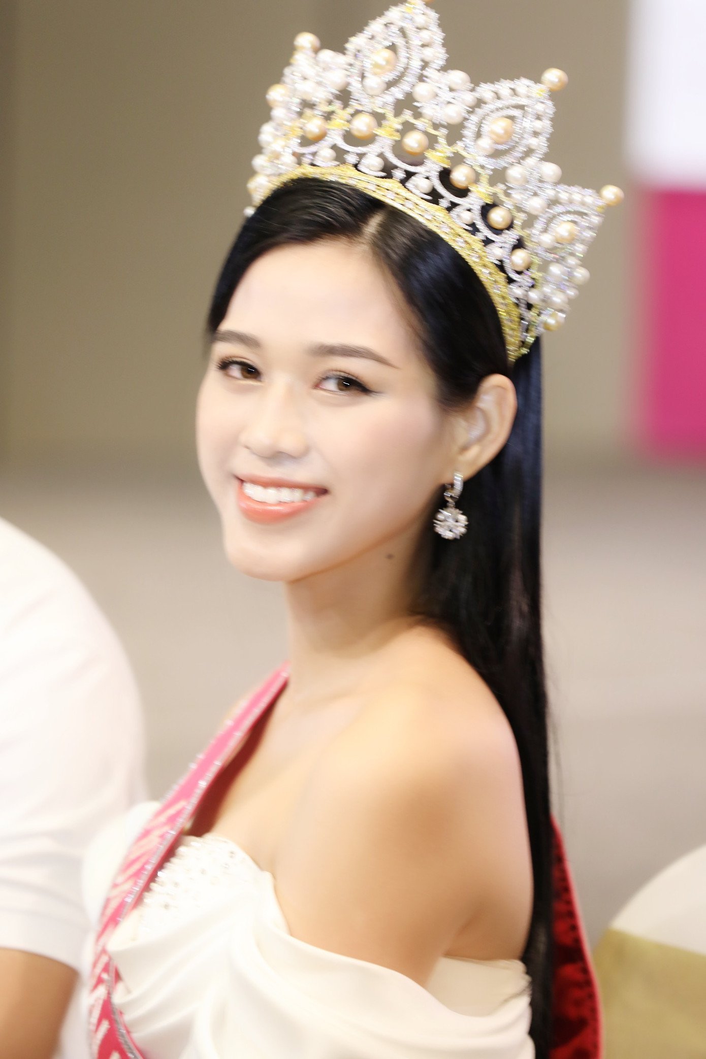 Đỗ Thị Hà: 'Sáng mở mắt dậy vẫn lâng lâng, chưa tin mình là tân Hoa hậu Việt Nam' ảnh 6