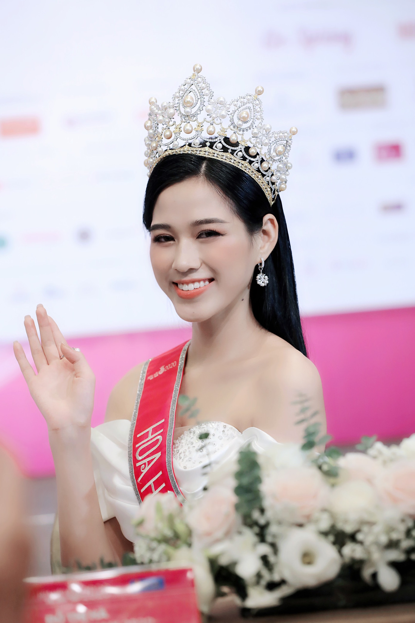 Đỗ Thị Hà: 'Sáng mở mắt dậy vẫn lâng lâng, chưa tin mình là tân Hoa hậu Việt Nam' ảnh 4