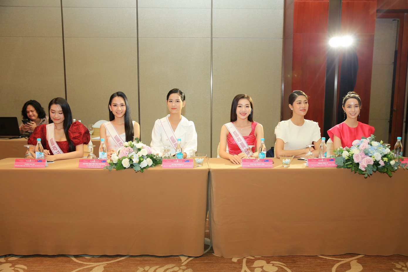 Top 3 Hoa hậu Việt Nam 2020 rạng rỡ gặp gỡ báo giới sau đêm đăng quang ảnh 21