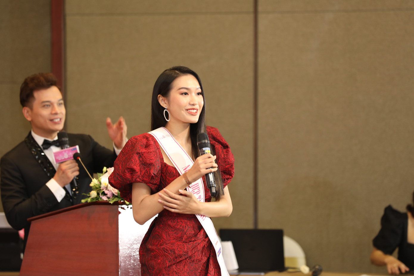 Top 3 Hoa hậu Việt Nam 2020 rạng rỡ gặp gỡ báo giới sau đêm đăng quang ảnh 7