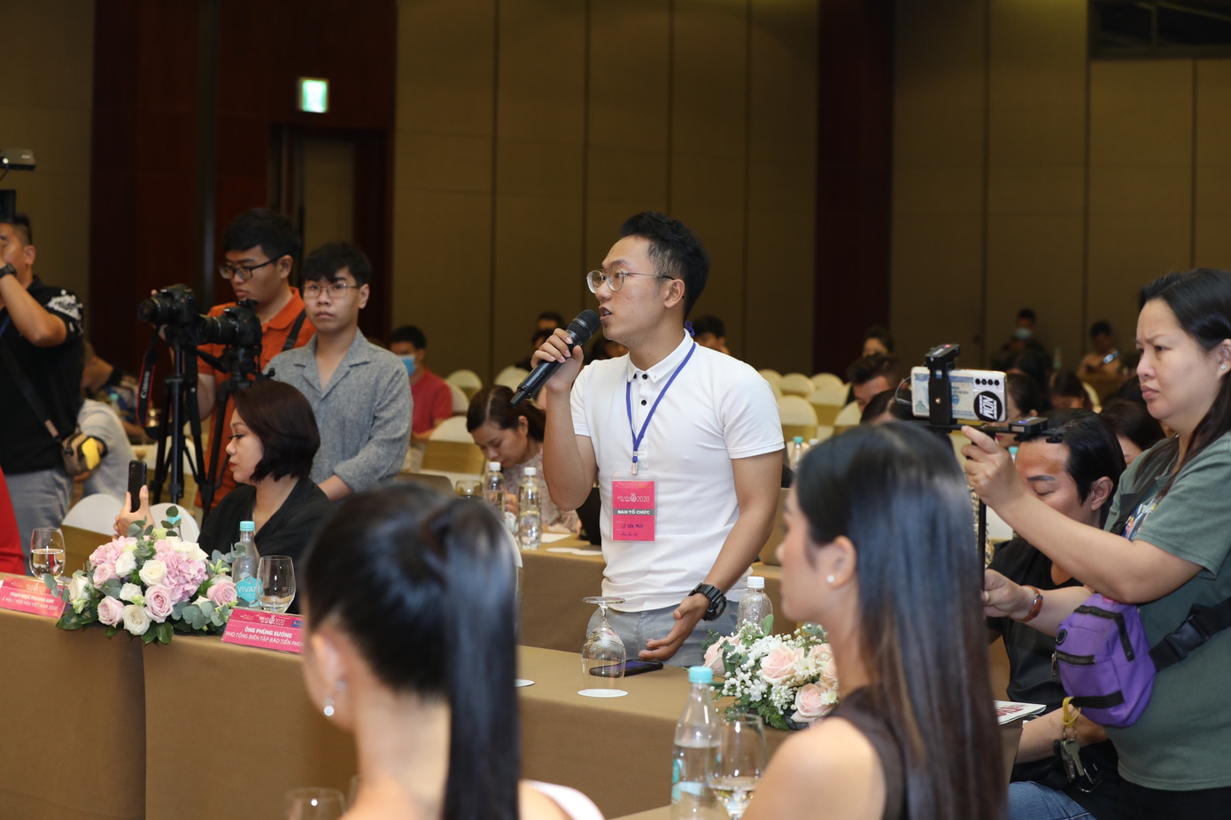 Top 3 Hoa hậu Việt Nam 2020 rạng rỡ gặp gỡ báo giới sau đêm đăng quang ảnh 6