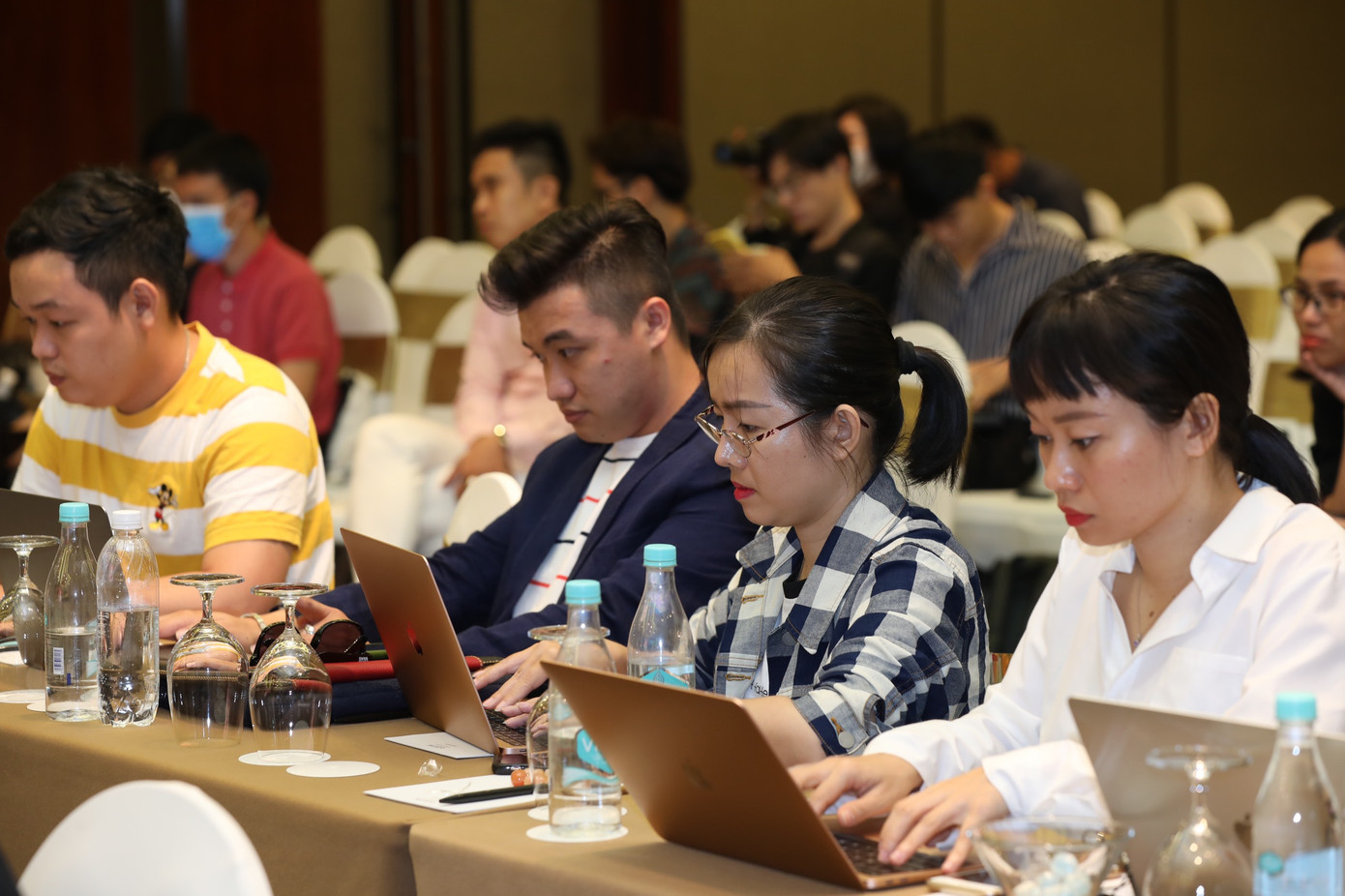 Top 3 Hoa hậu Việt Nam 2020 rạng rỡ gặp gỡ báo giới sau đêm đăng quang ảnh 4