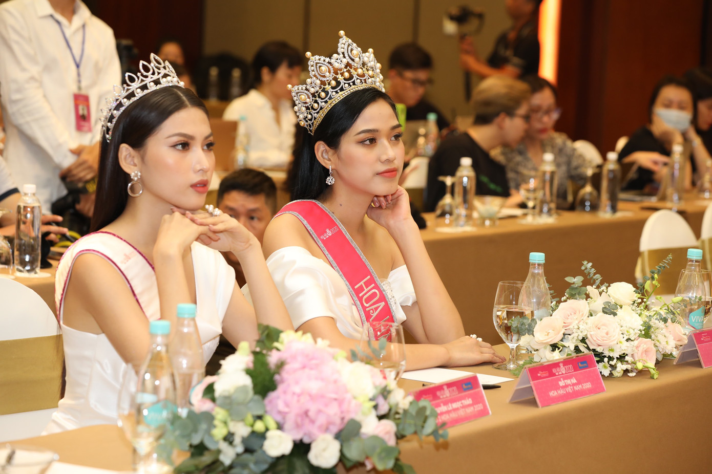 Top 3 Hoa hậu Việt Nam 2020 rạng rỡ gặp gỡ báo giới sau đêm đăng quang ảnh 19