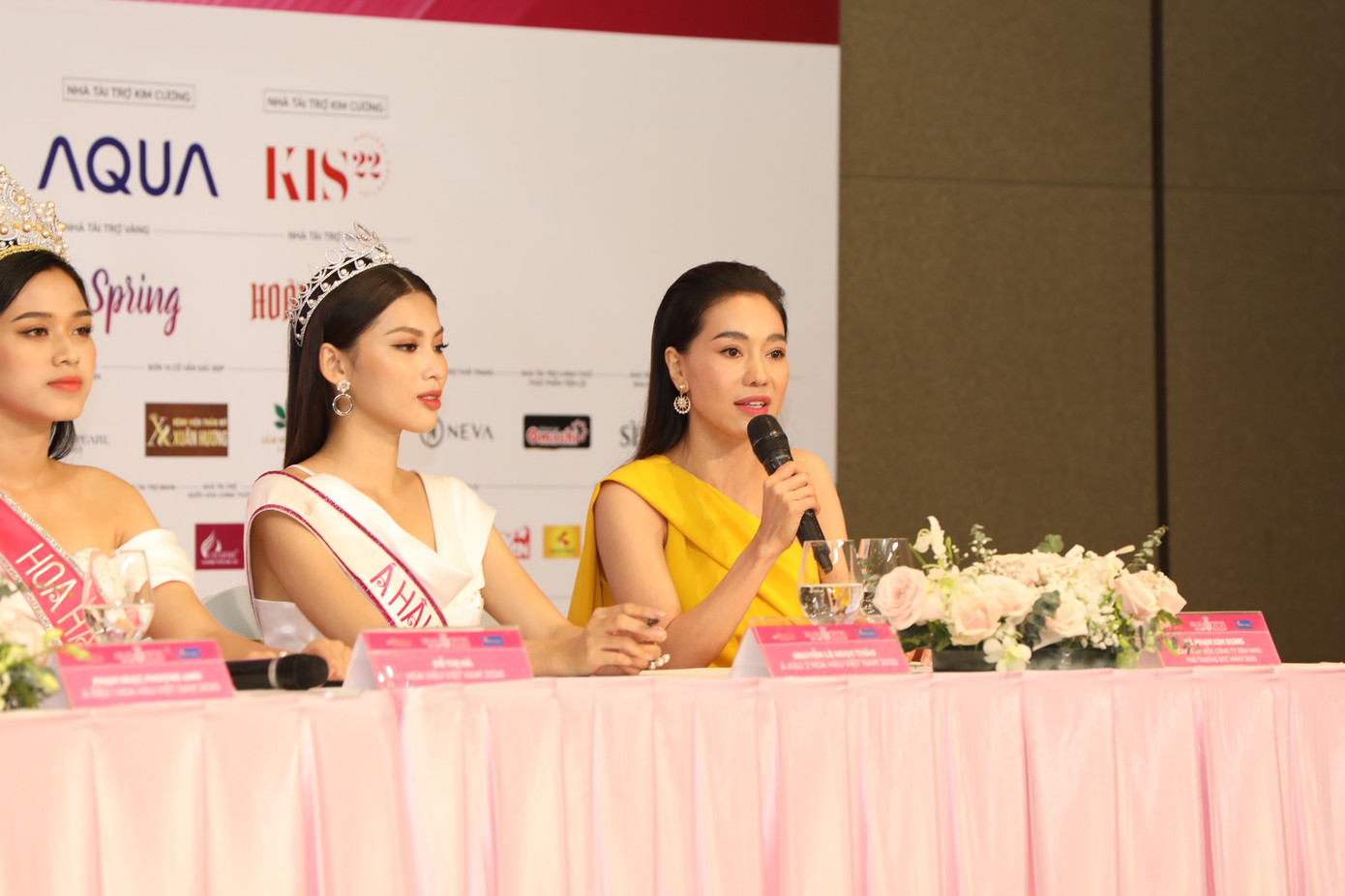 Top 3 Hoa hậu Việt Nam 2020 rạng rỡ gặp gỡ báo giới sau đêm đăng quang ảnh 13