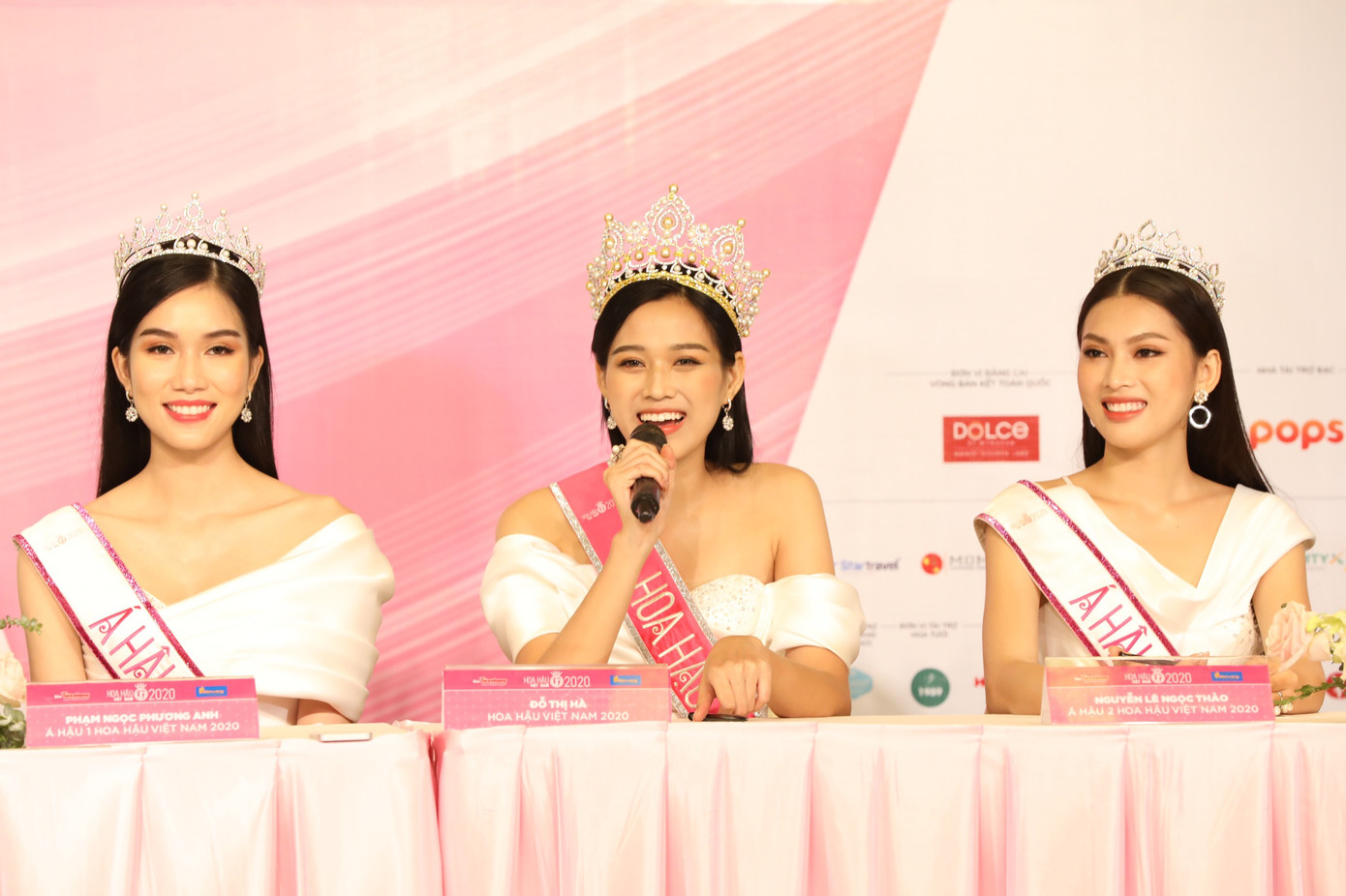 Top 3 Hoa hậu Việt Nam 2020 rạng rỡ gặp gỡ báo giới sau đêm đăng quang ảnh 16