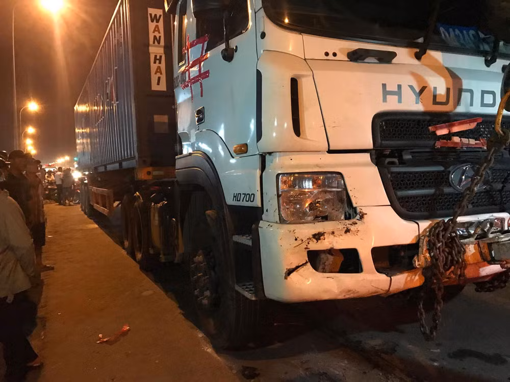 Hiện trường kinh hoàng vụ container đâm hàng chục xe máy ở Long An ảnh 12