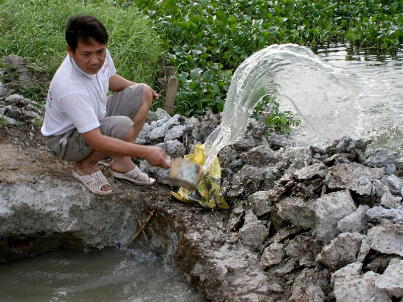 Người dân đã đào và phát hiện đường ống chất thải của Tung Kuang, dưới 2 lớp bê tông. Ảnh Minh Đức
