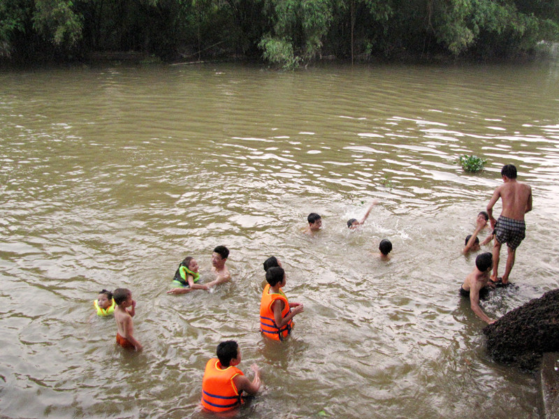 Tuy nhiên, nếu không có sự quản lý của gia đình, người lớn, tai nạn thương tâm có thể xảy ra bất cứ lúc nào đối với các em nhỏ. Hơn nữa, nước sông ở đây cũng rất bẩn, bèo và rác rưởi trôi đầy trên sông, có thể gây nhiều bệnh viêm nhiễm trên cơ thể các em