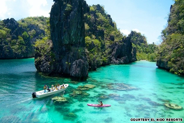 Du khách trải nghiệm khu du lịch Palawan, Philippines 