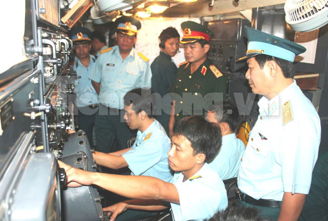 Tại trung khu điều khiển, đội ngũ trực chiến theo dõi mục tiêu qua màn hình. Tại trung khu điều khiển, đội ngũ trực chiến theo dõi mục tiêu qua màn hình