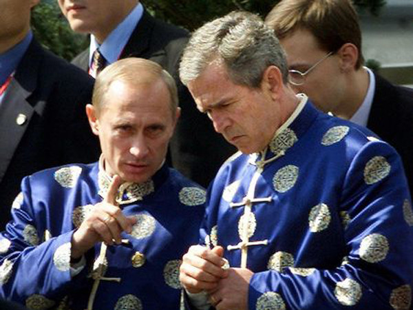 Ông Putin và Tổng thống Mỹ George W. Bush trong trang phục truyền thống của nước chủ nhà tại Hội nghị thượng đỉnh APEC ở Thượng Hải, Trung Quốc năm 2001