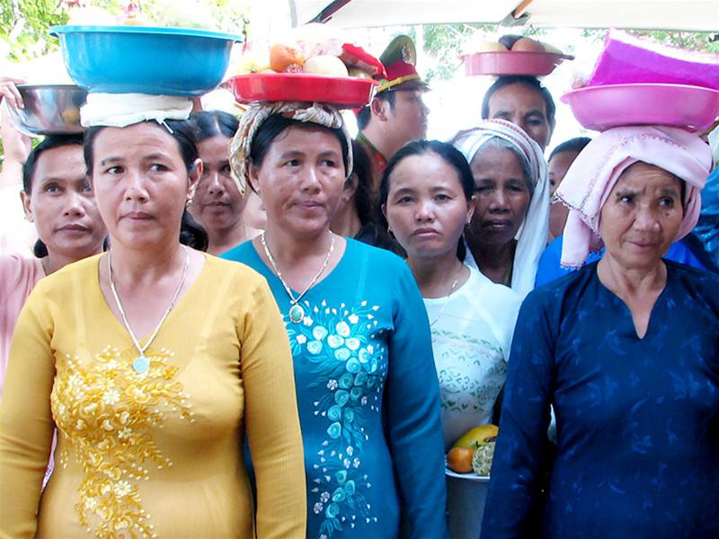 Đồng bào Chăm tỉnh Ninh Thuận chờ đến lượt vào lễ tại Tháp chính