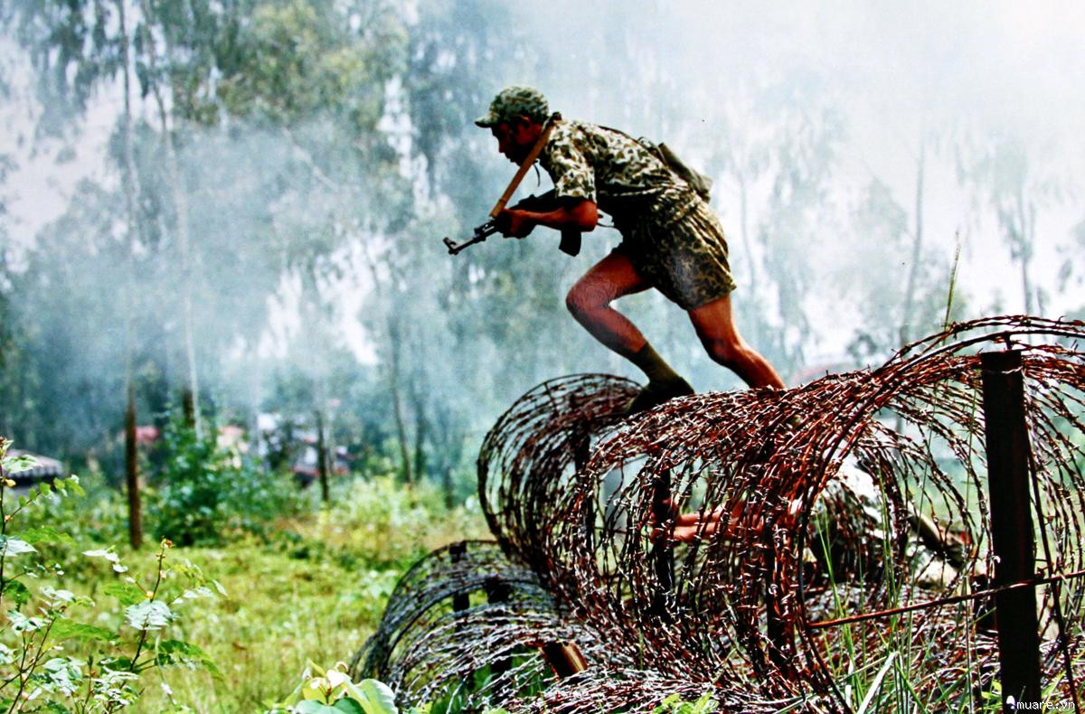 Khi xung trận chân trần xá gì dây thép gai .....