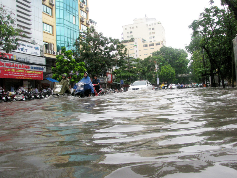 Chỉ trong chốc lát nhiều tuyến đường ở Hà Nội như Thái Hà, Chùa Bộc, Bà Triệu, Vũ Trọng Phụng, Trường Chinh, Hồ Xuân Hương ngập trong nước. Có nơi như phố Bà Triệu, Hồ Xuân Hương nước dâng cao lên quá đầu gối