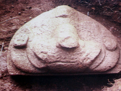 Lần đầu tiên phát hiện Tympan trang trí bằng hình tượng chim thần Garuda. Lần đầu tiên phát hiện Tympan trang trí bằng hình tượng chim thần Garuda