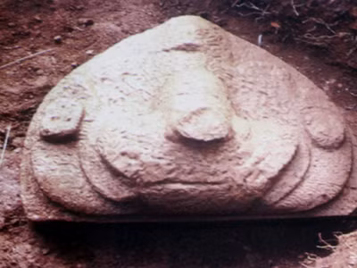 Lần đầu tiên phát hiện Tympan trang trí bằng hình tượng chim thần Garuda