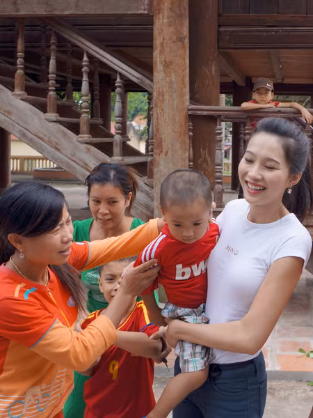 Bồng một em bé tại huyện Lang Chánh