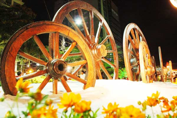Bánh xe thời gian cũng được tái hiện lại trong lễ hội hoa
