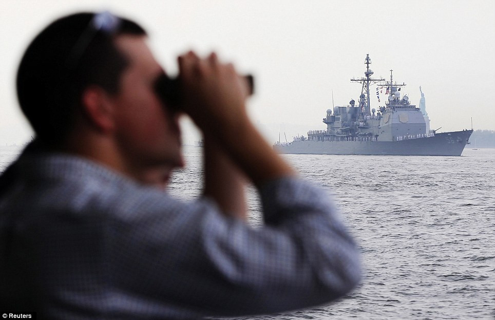  Ngoài các tàu buồm, còn có các tàu tuần dương, tàu rà phá thủy lôi của Mỹ và bốn nước đồng minh.