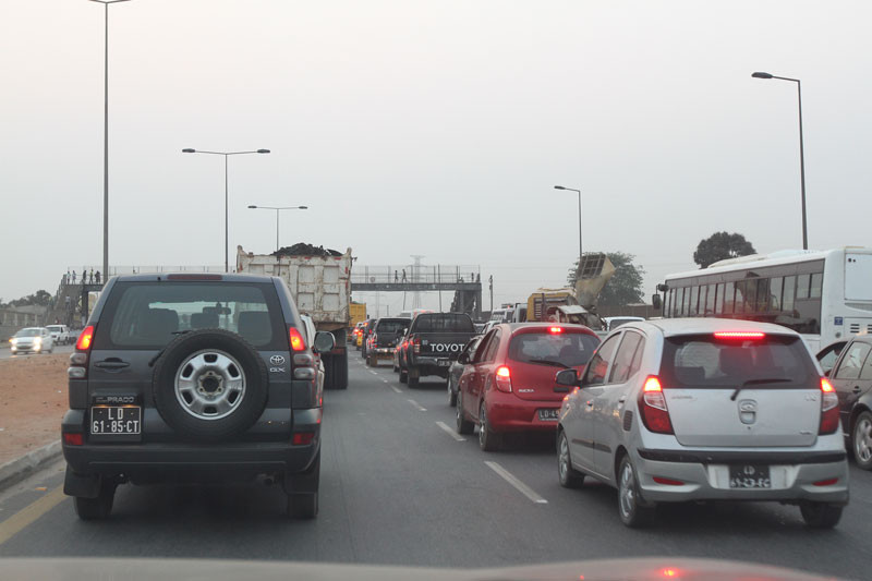 Tại thủ đô Luanda chủ yếu người dân đi bằng ô tô nên thường xuyên xảy ra tắc đường