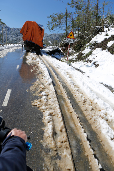 Vết xe ô tô bị trượt dài trên đường đến Sapa
