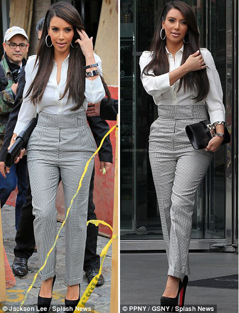 Vẻ quyến rũ của cô Kim thu hút sự chú ý của nhiều người đi đường. Vẻ quyến rũ của cô Kim thu hút sự chú ý của nhiều người đi đường